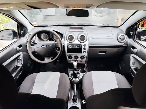 FORD FIESTA 1.0 ROCAM SE 8V FLEX 4P MANUAL FORD FIESTA 1.0 ROCAM SE 8V FLEX 4P MANUAL